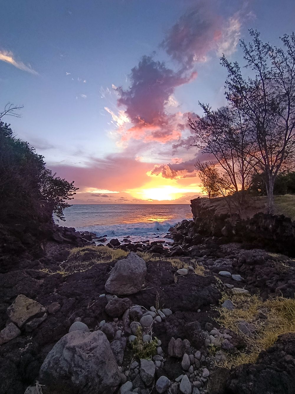 Coucher de soleil sur l'océan depuis les rochers du sentier littoral de Saint-Joseph