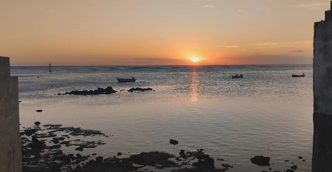 Coucher de soleil sur le petit port de l'Étang-Salé, barques au mouillage