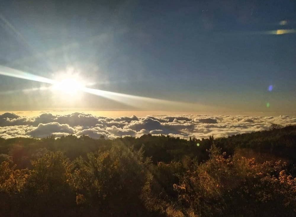 Le soleil au-dessus de la mer de nuages depuis le Maïdo