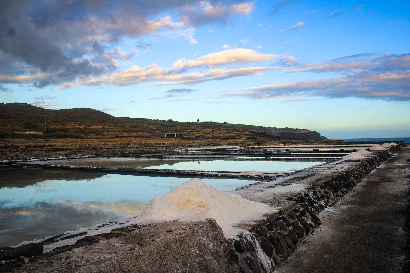 Les bassins des salines de la Pointe au Sel à Saint-Leu, avec un tas de sel au premier plan